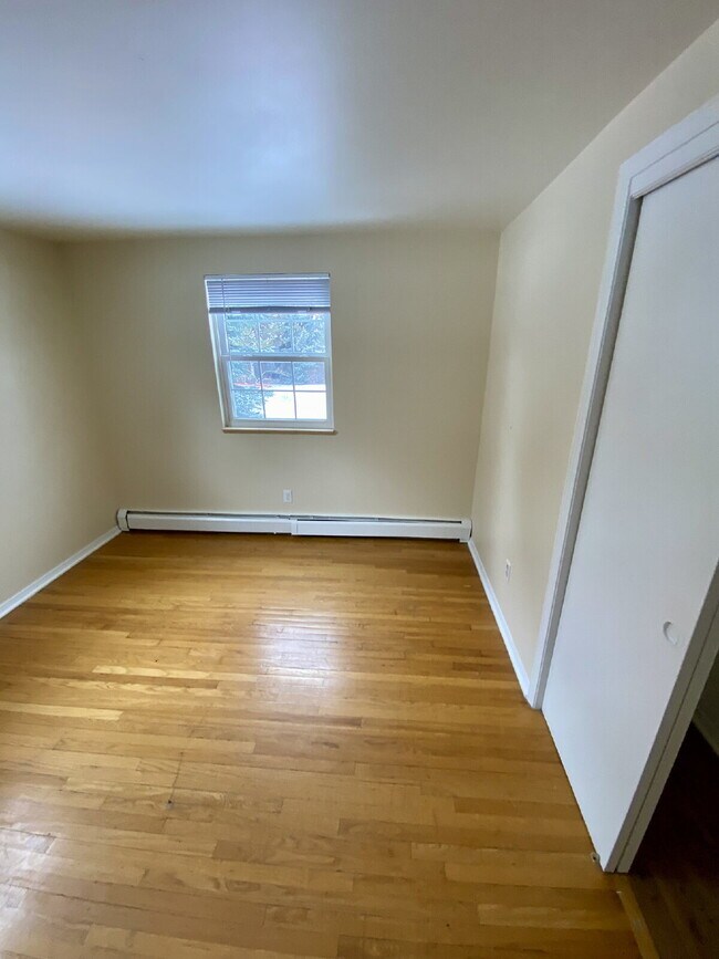 Building Photo - Don't miss out on this 5 bed 2.5 bath hous...