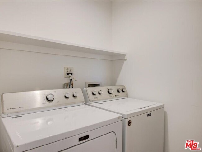 Building Photo - 400 N Avenue 66