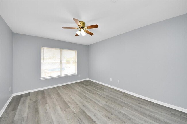 Building Photo - 10405 Shadow Oaks Dr