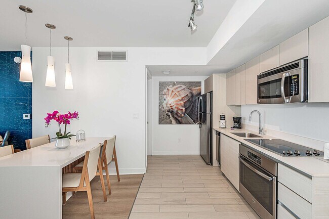 Building Photo - 2602 E Hallandale Beach Blvd