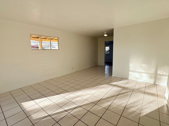 Building Photo - 3 Bed/2 Bath home with backyard and swimming pool!