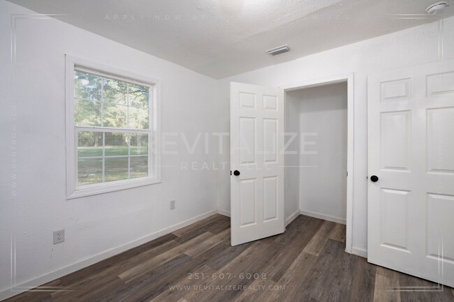 Building Photo - Fully Renovated 3/2 in West Mobile!