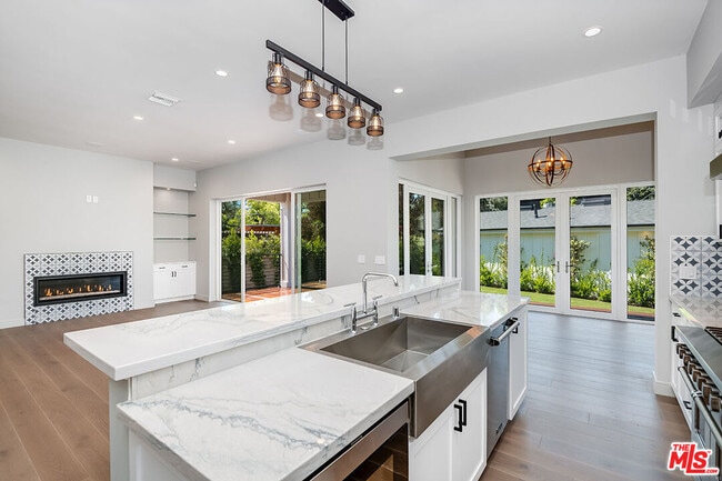 Building Photo - 4963 N Clybourn Ave