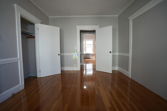 Building Photo - 129 Draper St