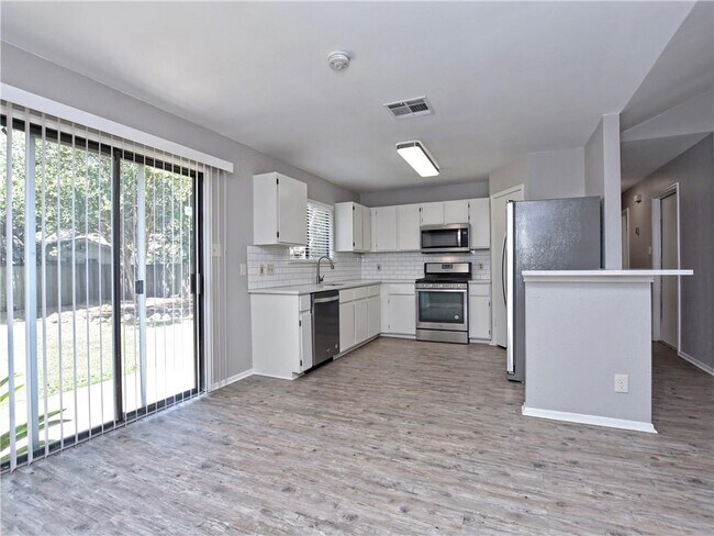 Building Photo - 802 Primrose Ln