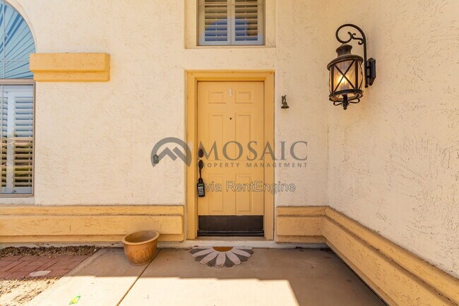 Building Photo - 1935 W Mockingbird Dr