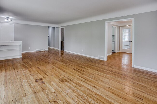 Building Photo - 7071 Izard St