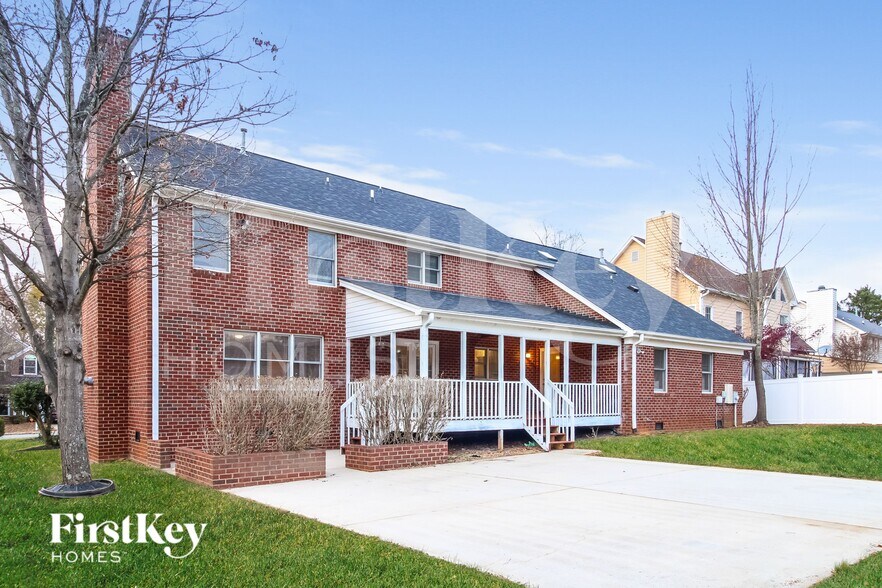 Building Photo - 4004 Deerfield St