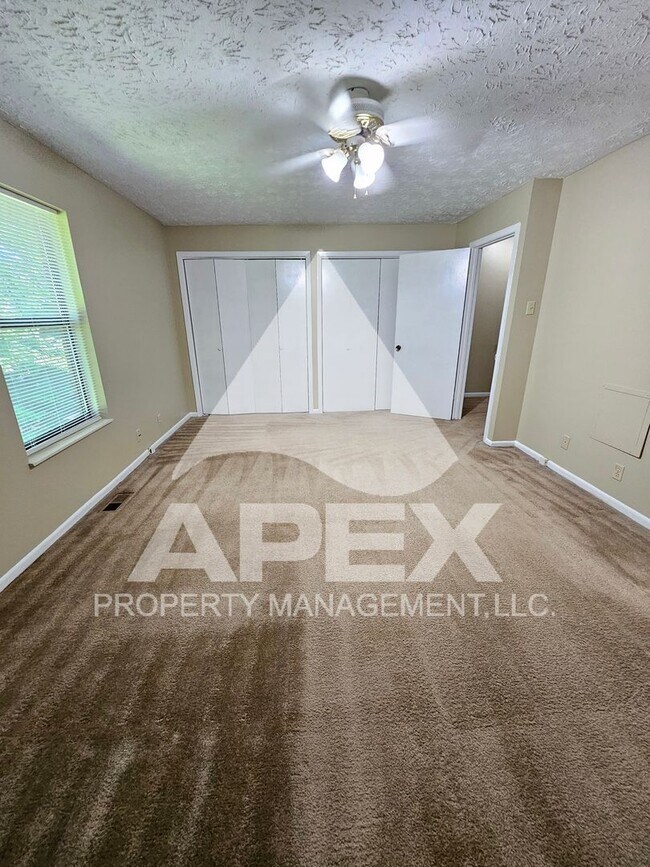 Building Photo - Spacious 2-Bdrm 1.5 Ba Townhouse style Condo in West Knoxville! End Unit!