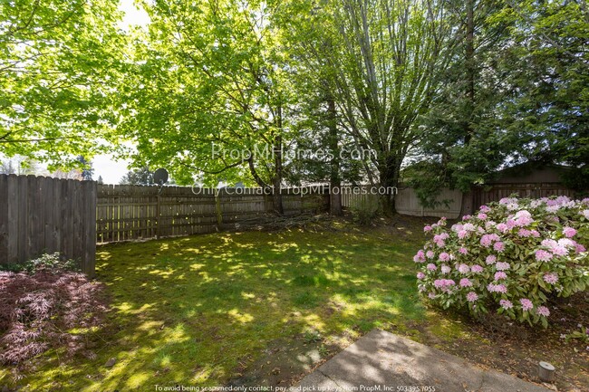 Building Photo - Two Bedroom, Charming Townhouse In the Hea...