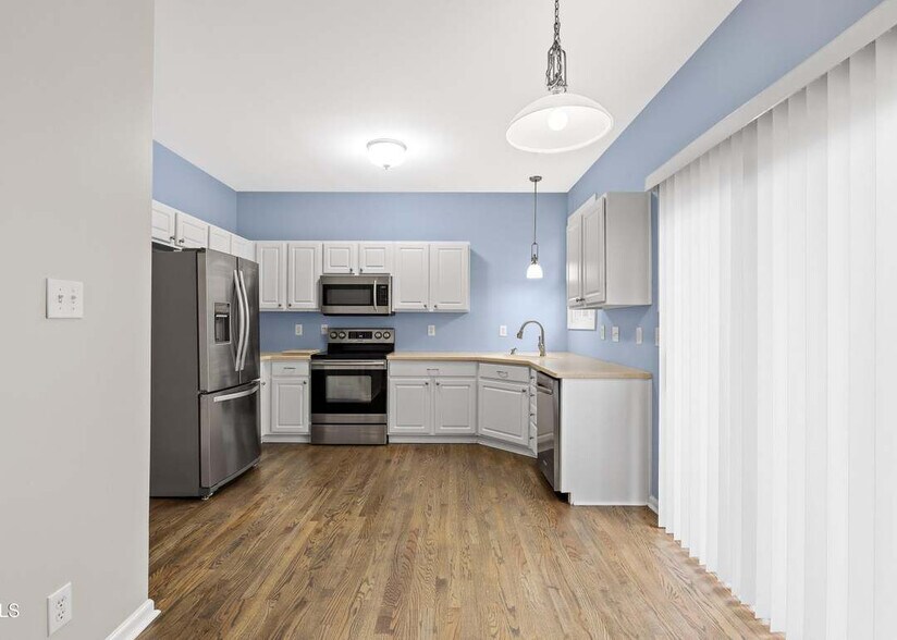 Building Photo - Room in Single Family Home on College Ave