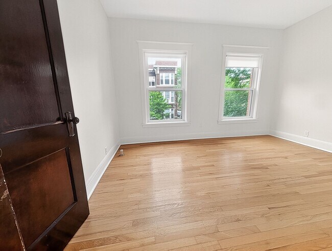 Building Photo - Large 3-bed/1-bath Apartment in the Heart of Rogers Park!
