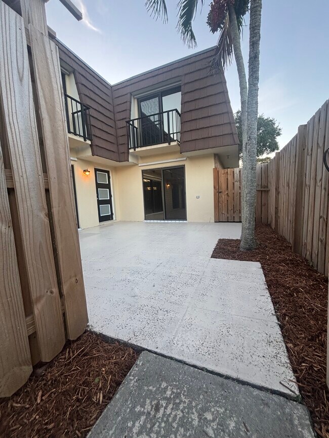 Building Photo - 1116 11th Ln