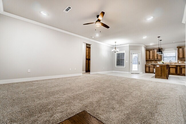 Building Photo - Beautiful home awaits you!