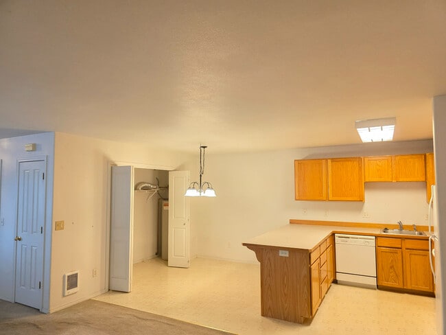 Building Photo - 931 NE Hidden Valley Dr