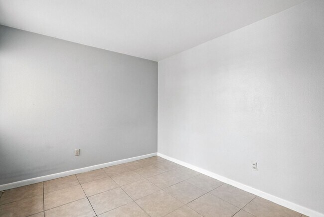 Building Photo - Walking Distance to ASU!