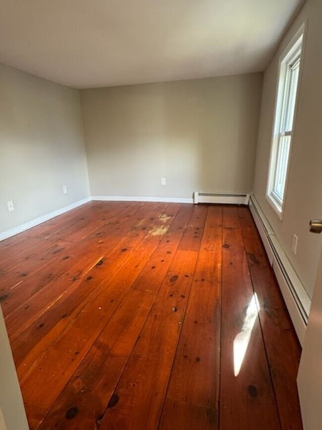 Building Photo - AVAILABLE NOW! Economical home with wood floors, Palisades Schools, laundry, gas heat