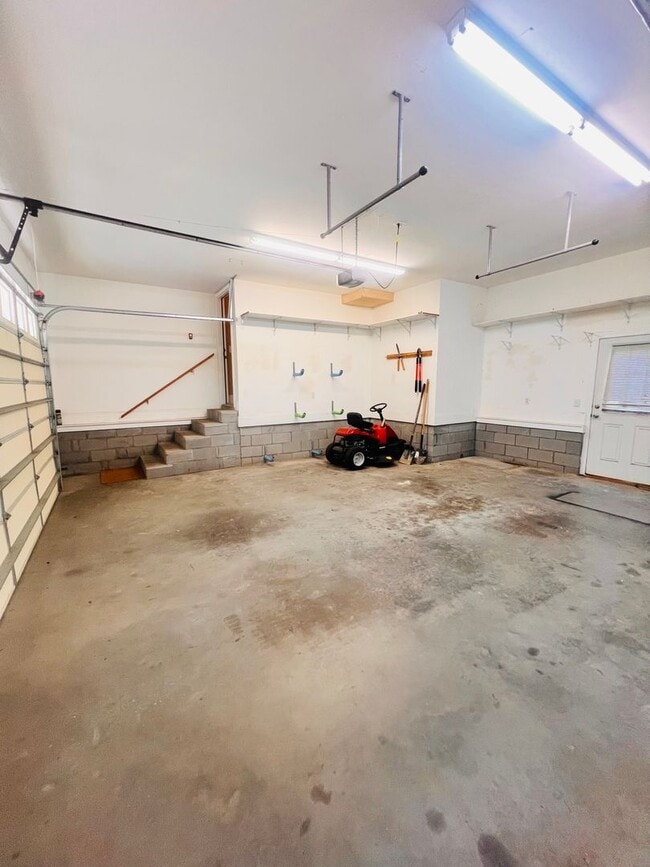 Building Photo - Tucked Away 3 Bedroom Gem on Private Road ...