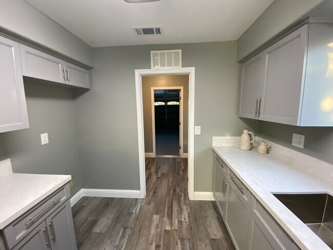 Building Photo - Gorgeous 3 BD 2 BA remodeled home availabl...