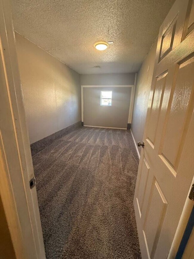 Building Photo - Charming 5 Bedroom House