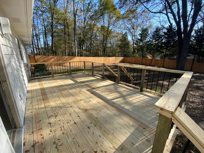 Building Photo - 1015 Eastview Rd NE