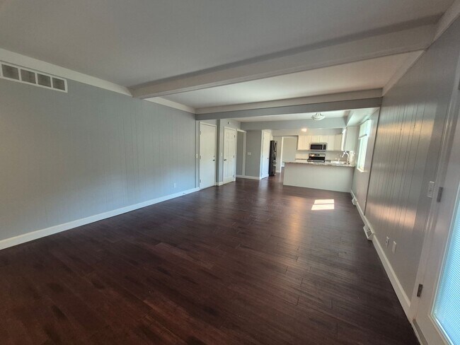 Building Photo - Large 2 story home!!