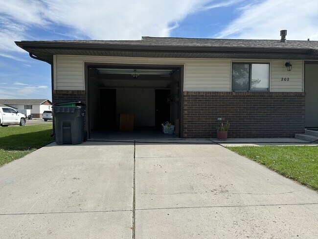 Building Photo - 202 Fern Ln