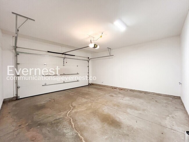 Building Photo - 4 Bed, 4.5 Bath Town Home with Garage / Available Now!