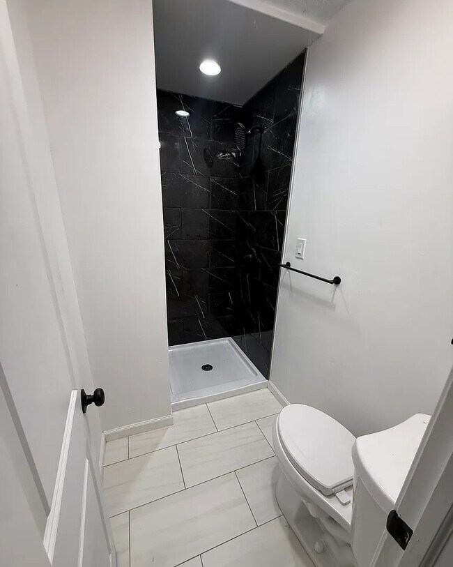 Building Photo - 520 S Meadowbrook Ln