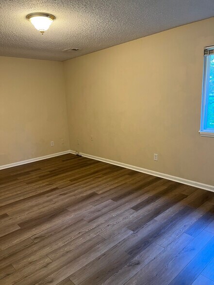 Building Photo - 906 W Chatham St