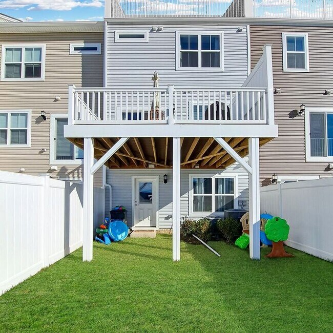 Building Photo - Gorgeous 4-Level Townhome with Rooftop Ter...