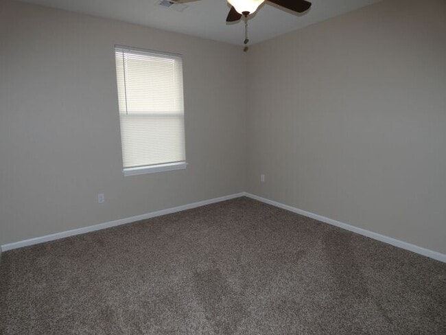 Building Photo - Beautiful Town Home!