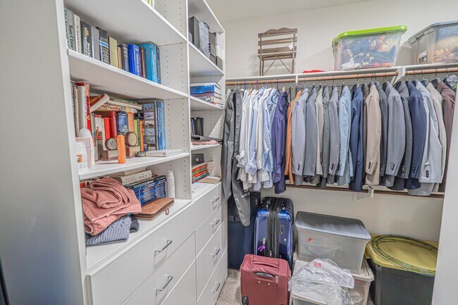 Building Photo - Beautiful 5-Bedroom Home with Outdoor Entertainer's Area in Valencia!