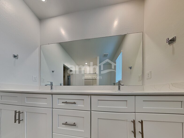 Building Photo - 20177 W Thomas Rd