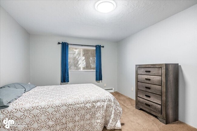 Building Photo - 3BD/2BA Triplex Unit with Modern Comforts