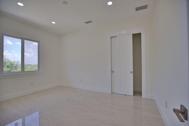 Building Photo - 13064 Via Flavia