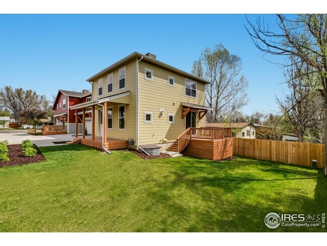 Building Photo - 4 Bedroom Townhome Available ASAP! Great Location! MOVE IN SPECIAL! $500 Off Monthly Rent!