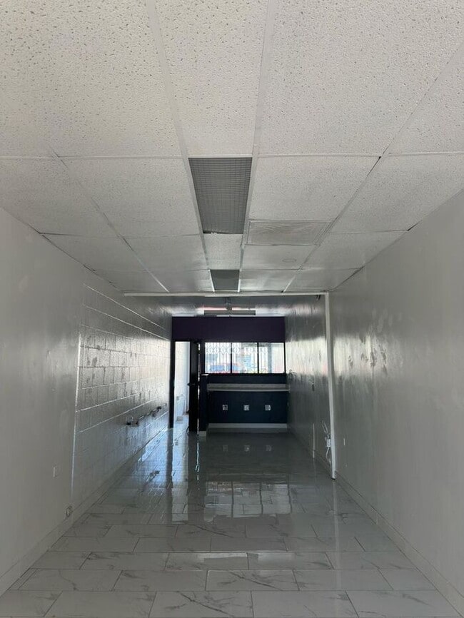 Building Photo - Commercial Unit for Rent in South Gate CA 90280