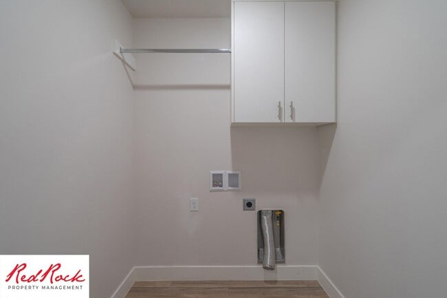 Building Photo - Gorgeous 3 Bedroom Townhome in Washington!