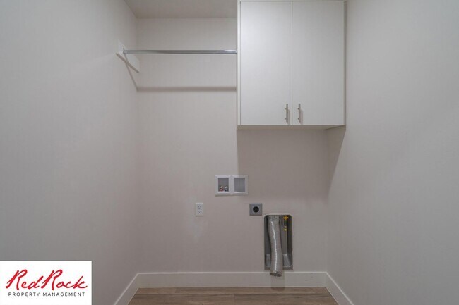 Building Photo - Pet friendly 3 Bedroom Townhome in Washington!