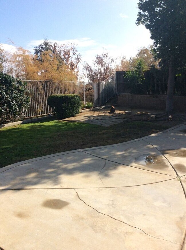 Building Photo - 3 Bedroom 2 bathroom Home in Corona