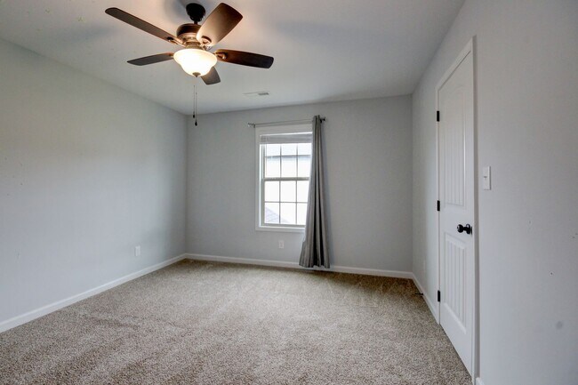Building Photo - mega Huge wow. 4 bed 3 bath.