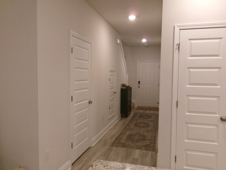 Building Photo - 7138 Village Ln