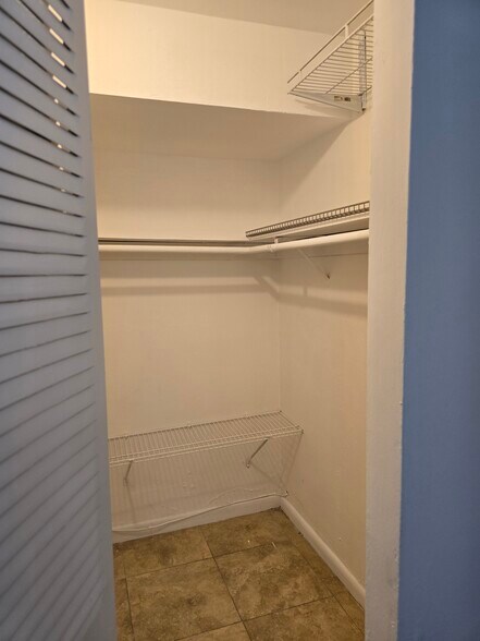 Building Photo - 11205 N Kendall Dr