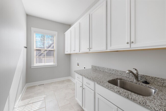 Building Photo - 704 Kenway Loop