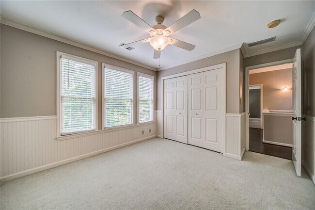 Building Photo - 2555 Ridgewood Rd NW