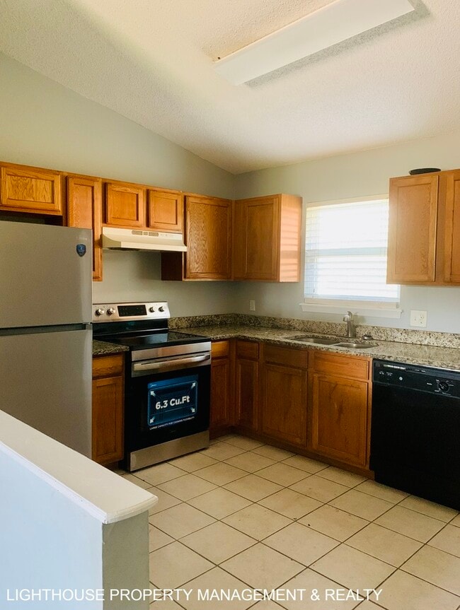 Building Photo - Renovated 2/1 Westside Duplex