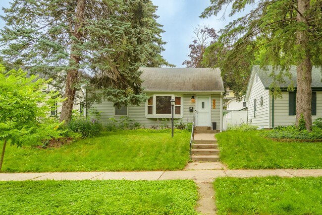 Building Photo - awesome 2 bed 1 bath Pet Friendly in Minneapolis Available for Lease