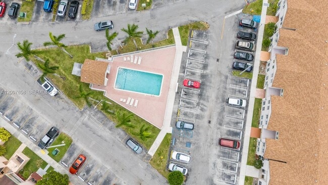 Building Photo - 9187 Fontainebleau Blvd