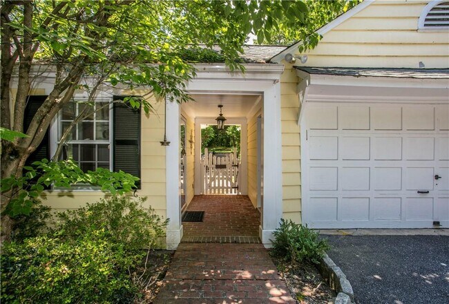 Building Photo - 306 Quaker Rd